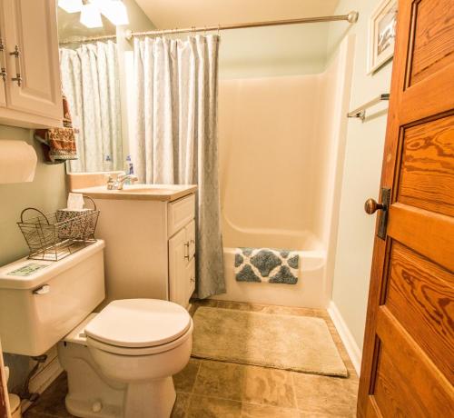 Historical Downtown Geneva Bungalow - Upper Unit - Parking for 3 - Walkable - Near Shops & Restaurants in Lake Geneva, USA