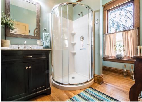 Historical Downtown Geneva Bungalow - Upper Unit - Parking for 3 - Walkable - Near Shops & Restaurants in Lake Geneva, USA