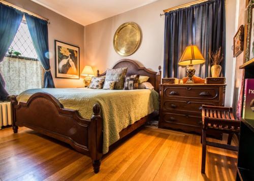 Historical Downtown Geneva Bungalow - Upper Unit - Parking for 3 - Walkable - Near Shops & Restaurants in Lake Geneva, USA