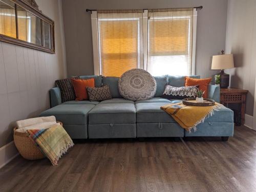 Quick Trip Getaway - Fun Southwestern Vibe - Walkable to Downtown Lake Geneva - Parking in Lake Geneva, USA