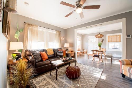 Quick Trip Getaway - Fun Southwestern Vibe - Walkable to Downtown Lake Geneva - Parking in Lake Geneva, USA