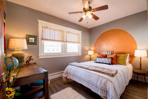 Quick Trip Getaway - Fun Southwestern Vibe - Walkable to Downtown Lake Geneva - Parking in Lake Geneva, USA