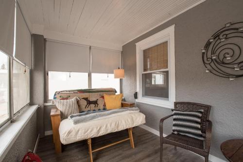 Quick Trip Getaway - Fun Southwestern Vibe - Walkable to Downtown Lake Geneva - Parking in Lake Geneva, USA