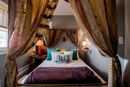 Quick Trip Getaway - Fun Southwestern Vibe - Walkable to Downtown Lake Geneva - Parking in Lake Geneva, USA