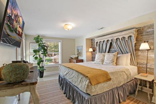 Wrigley Beach House - Great Views of Lake - 2nd Floor - Balcony - Steps to Beach & Shopping - Parking in Lake Geneva, USA