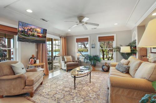 Wrigley Beach House - Great Views of Lake - 2nd Floor - Balcony - Steps to Beach & Shopping - Parking in Lake Geneva, USA
