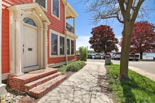 Wrigley Beach House - Great Views of Lake - 2nd Floor - Balcony - Steps to Beach & Shopping - Parking in Lake Geneva, USA