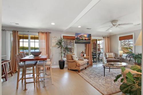Wrigley Beach House - Great Views of Lake - 2nd Floor - Balcony - Steps to Beach & Shopping - Parking in Lake Geneva, USA