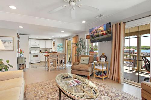 Wrigley Beach House - Great Views of Lake - 2nd Floor - Balcony - Steps to Beach & Shopping - Parking in Lake Geneva, USA
