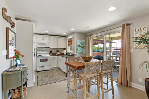 Wrigley Beach House - Great Views of Lake - 2nd Floor - Balcony - Steps to Beach & Shopping - Parking in Lake Geneva, USA