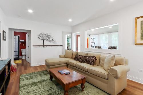 Newly Renovated - Private Home in the Heart of Downtown Lake Geneva - Dog Friendly - Secluded Back Deck in Lake Geneva, USA