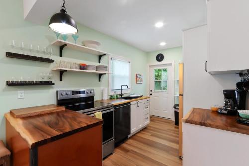 Newly Renovated - Private Home in the Heart of Downtown Lake Geneva - Dog Friendly - Secluded Back Deck in Lake Geneva, USA