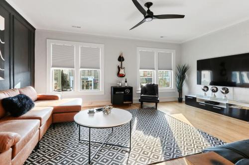 Rooftop On Main - Private Rooftop - Downtown Lake Geneva - Renovated Midcentury Modern - Parking for 2 in Lake Geneva, USA