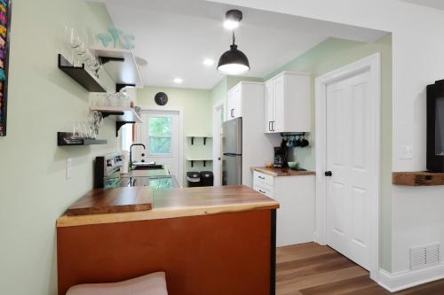 Newly Renovated - Private Home in the Heart of Downtown Lake Geneva - Dog Friendly - Secluded Back Deck in Lake Geneva, USA