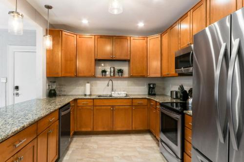 Rooftop On Main - Private Rooftop - Downtown Lake Geneva - Renovated Midcentury Modern - Parking for 2 in Lake Geneva, USA