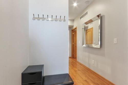 Rooftop On Main - Private Rooftop - Downtown Lake Geneva - Renovated Midcentury Modern - Parking for 2 in Lake Geneva, USA