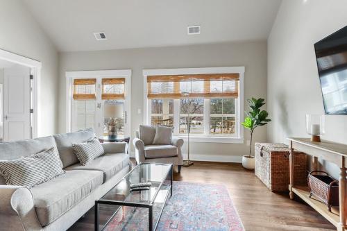 Fontana Harbor 168 - Balcony - 7 Min Walk to Beach - New Condo Building Next to The Abbey Resort in Lake Geneva, USA