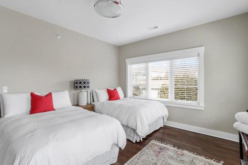 Fontana Harbor 168 - Balcony - 7 Min Walk to Beach - New Condo Building Next to The Abbey Resort in Lake Geneva, USA