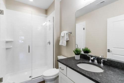 Fontana Harbor 168 - Balcony - 7 Min Walk to Beach - New Condo Building Next to The Abbey Resort in Lake Geneva, USA