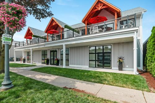 The Brick and Mortar Collection - Upscale Group Getaway - Walk-Out Balcony in Each Loft - Downtown in Lake Geneva, USA