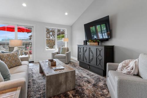 The Brick and Mortar Collection - Upscale Group Getaway - Walk-Out Balcony in Each Loft - Downtown in Lake Geneva, USA