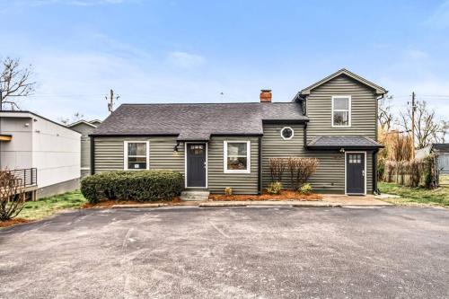 Charming Spacious Home - 10 mins to Downtown! in Nashville, USA