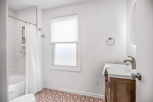 Charming Spacious Home - 10 mins to Downtown! in Nashville, USA
