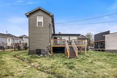 Charming Spacious Home - 10 mins to Downtown! in Nashville, USA