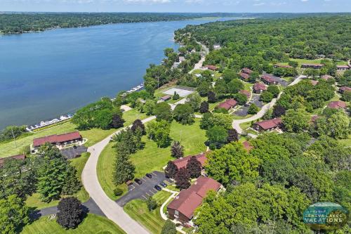 Ridge Retreat - Filtered Views of Lake Como - 1st Floor Villa - Pool - Volleyball - Walk to Ridge Hotel in Lake Geneva, USA
