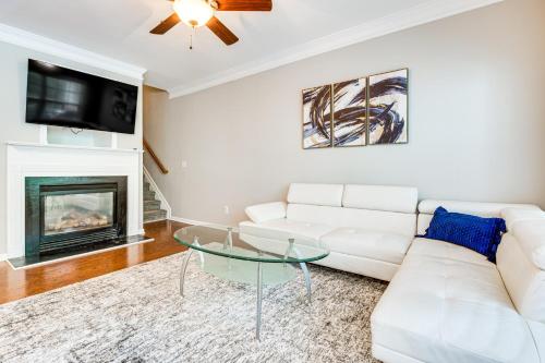 3 Mi to Avalon Townhome with Balcony in Alpharetta!