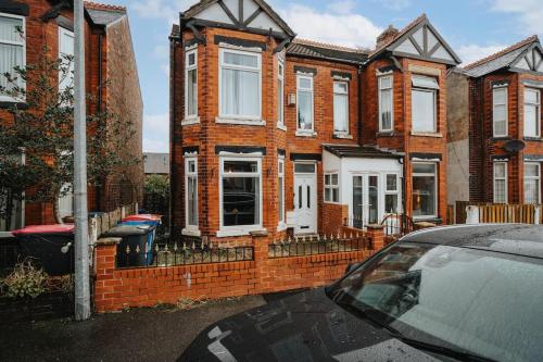 Ideal Long Stay Retreat - Free Parking - Pool Table