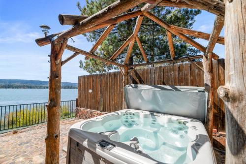 Northern Exposure: Spacious 4-Bedroom Cabin with Lake Views in Fawnskin in Fawnskin, USA