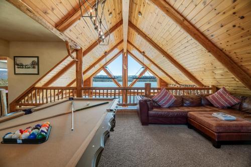 Northern Exposure: Spacious 4-Bedroom Cabin with Lake Views in Fawnskin in Fawnskin, USA