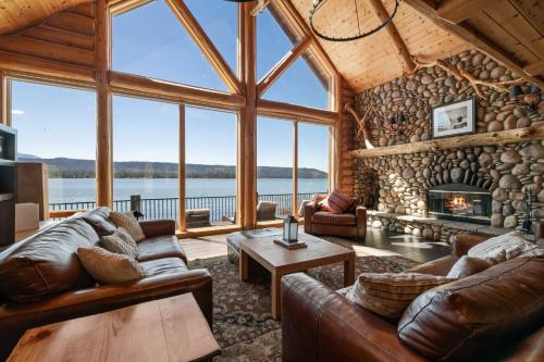 Northern Exposure: Spacious 4-Bedroom Cabin with Lake Views in Fawnskin in Fawnskin, USA