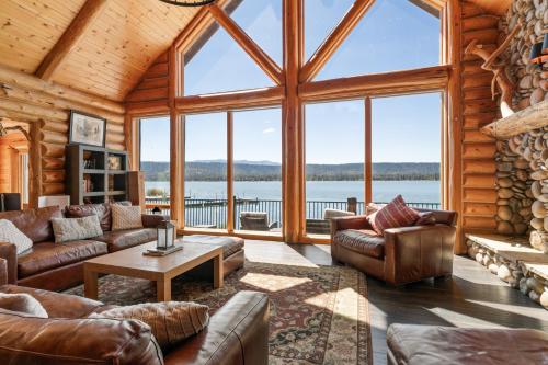 Northern Exposure: Spacious 4-Bedroom Cabin with Lake Views in Fawnskin in Fawnskin, USA