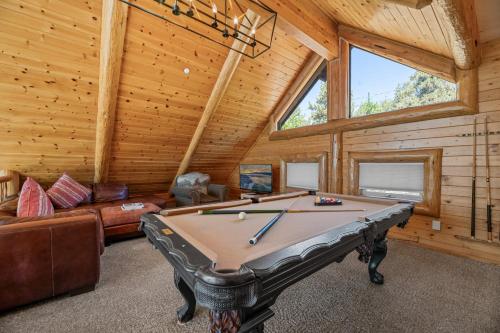 Northern Exposure: Spacious 4-Bedroom Cabin with Lake Views in Fawnskin in Fawnskin, USA