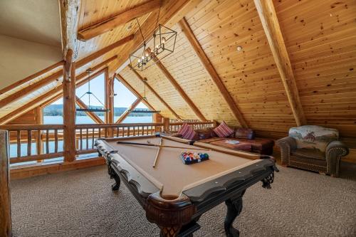 Northern Exposure: Spacious 4-Bedroom Cabin with Lake Views in Fawnskin in Fawnskin, USA