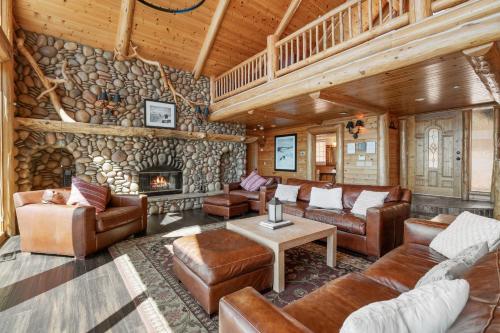 Northern Exposure: Spacious 4-Bedroom Cabin with Lake Views in Fawnskin in Fawnskin, USA