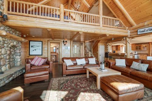 Northern Exposure: Spacious 4-Bedroom Cabin with Lake Views in Fawnskin in Fawnskin, USA
