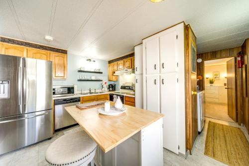 Seven Bays Vacation Rental on Lake Roosevelt! in Davenport (WA)