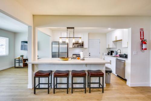 San Diego Apt 10 Mi to Beach Shared Backyard! in San Diego, USA