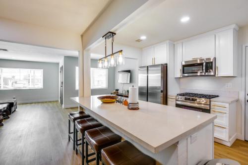 San Diego Apt 10 Mi to Beach Shared Backyard! in San Diego, USA