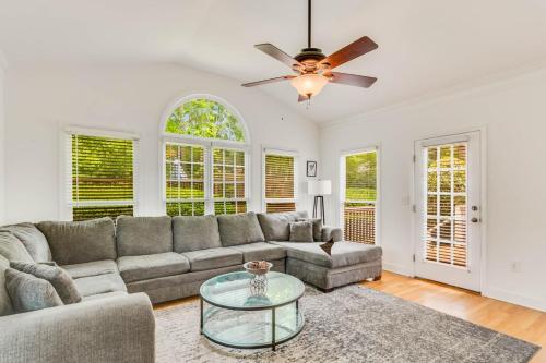 Serene Poolside Oasis 5 BR Office Luxe Amenities in Conyers, USA