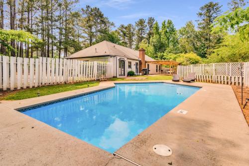 The Poolside 4BR Stylish Luxury Sanctuary in Conyers, USA