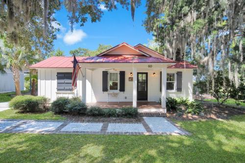 Lowcountry Charm with Private Dock Overlooking Beaufort River - image 13