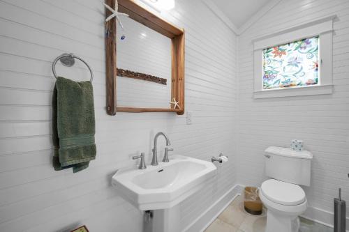 Lowcountry Charm with Private Dock Overlooking Beaufort River - main image
