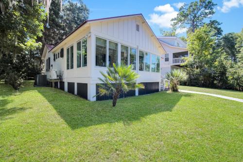 Lowcountry Charm with Private Dock Overlooking Beaufort River - image 6
