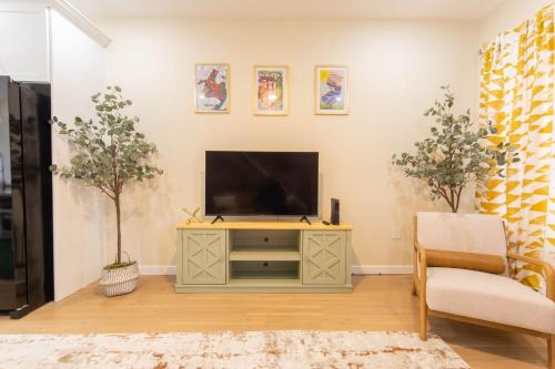 Sojourns Coveted Cultural Family Home Destination Sleeps 6 in Newark, USA