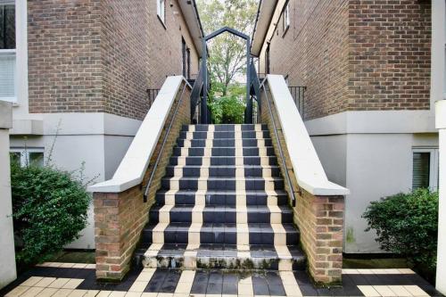 Air Con- Cute 2BD flat 1 Min Maida Vale Station! 