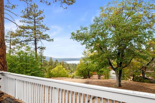 Hibernation Haven - Walking Distance to The Village and the lake! in Big Bear Lake, USA